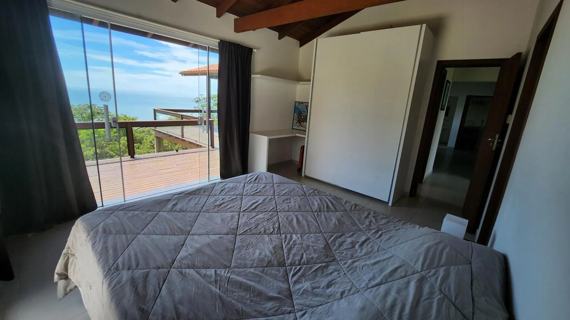 Sunshine House - Melhor Vista Da Praia Do Silveira - ガロパバ 別荘