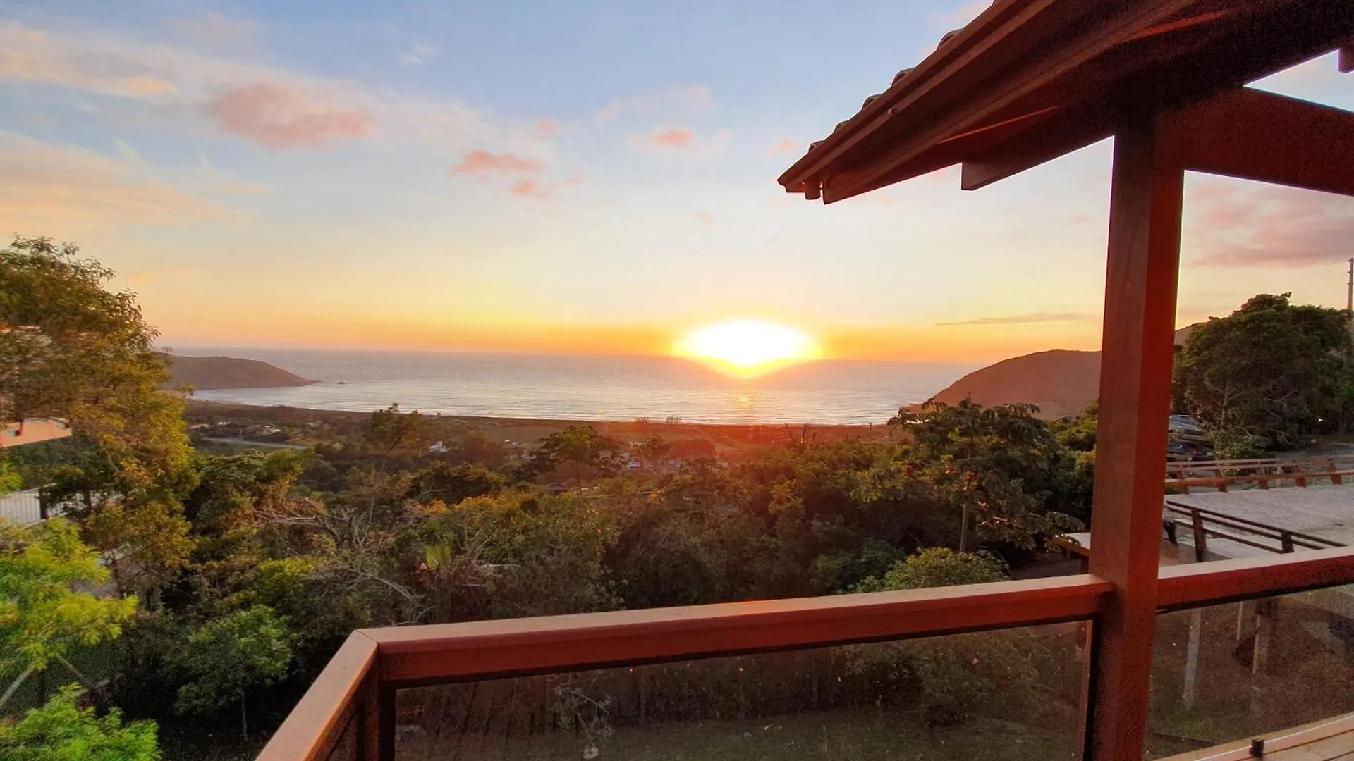 別荘 Sunshine House - Melhor Vista Da Praia Do Silveira - ガロパバ